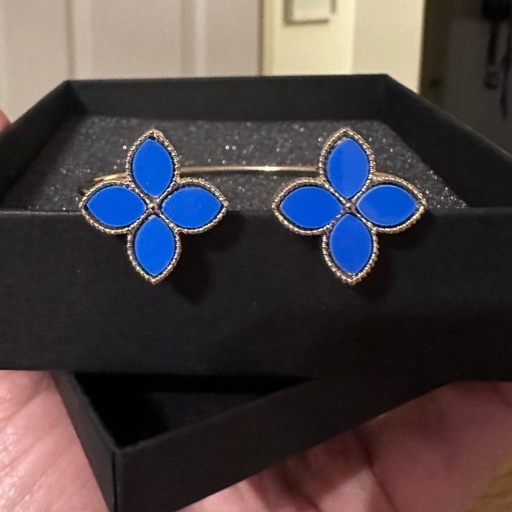 Flower Bracelets in gold tone. NWT - Picture 2 of 7